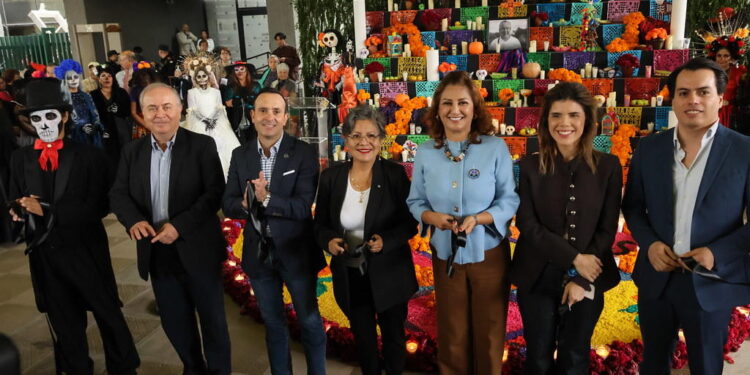 Honra Congreso a Mauricio Fernández con altar de muertos