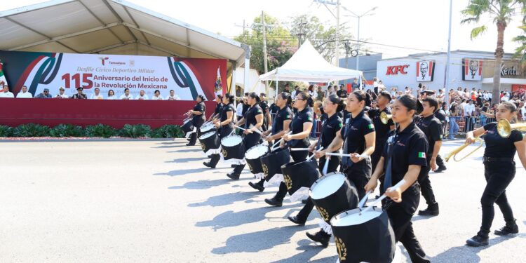 Desfilan miles de jóvenes en el 115 aniversario de la Revolución Mexicana