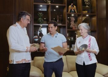 Reciben Américo y María piezas bendecidas por el Vaticano para la Virgen monumental de El Chorrito