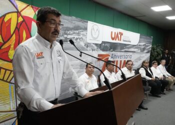 UAT y Secretaría de Educación entregan más de 8 000 becas a universitarios