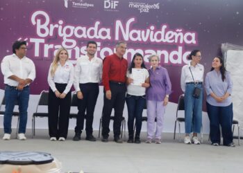 Apapachan Américo y María a las familias de Higuerillas con la Brigada Navideña Transformando Familias