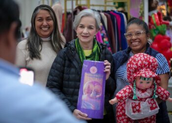 Comparte María de Villarreal el bazar “Un DIFciembre para recordar” junto a familias y emprendedores