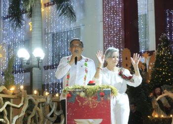 Encabezan Américo y María desfile navideño y el tradicional encendido del pino