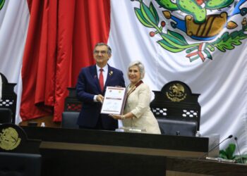 Entrega gobernador Medalla al Mérito «Luis García de Arellano» a Cecilia Imelda Lugo Cruz