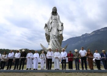 Entregan Américo y María escultura monumental de la Virgen de la Misericordia en El Chorrito