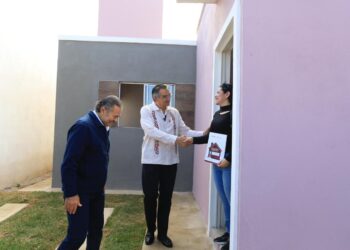 Infonavit entrega viviendas del bienestar a familias de Tamaulipas