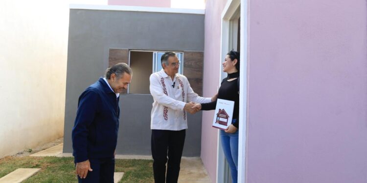 Infonavit entrega viviendas del bienestar a familias de Tamaulipas