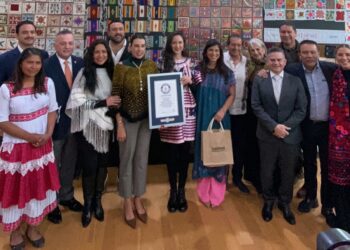 Artesanas y artesanos de todo México, logran récord Guinness de bordado: Sectur