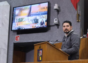 Acusa Fernando Aguirre desvío de recursos del director del ICIFED