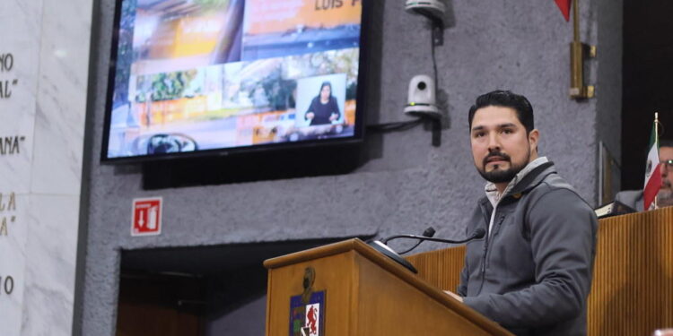 Acusa Fernando Aguirre desvío de recursos del director del ICIFED