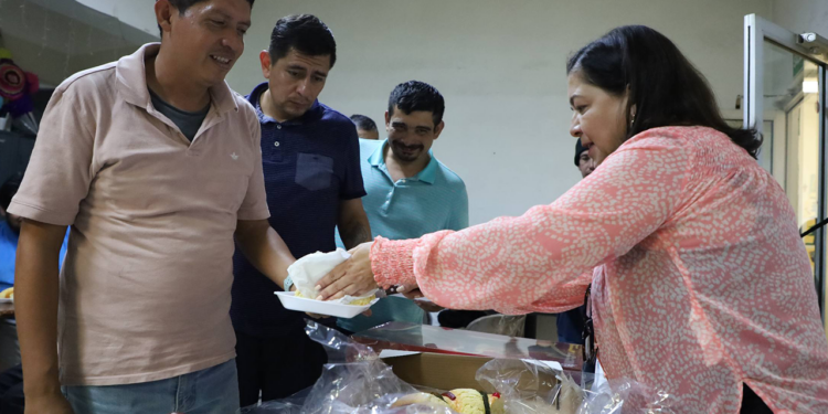 Lleva DIF NL la tradición de la Rosca de Reyes al Albergue «El Refugio»