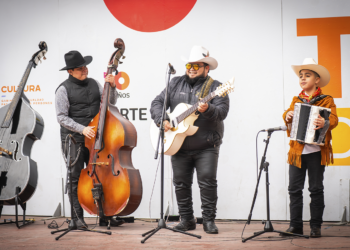 Se quitan el frío al ritmo de Antonio Tanguma