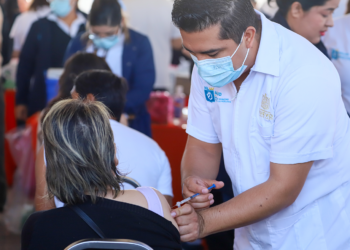 Aplica Salud más de 30 mil dosis de vacuna este fin de semana
