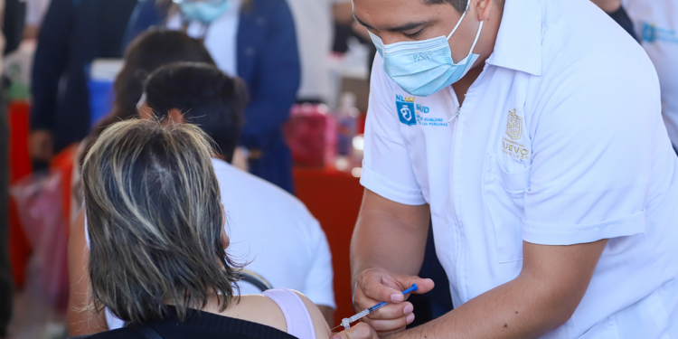 Aplica Salud más de 30 mil dosis de vacuna este fin de semana