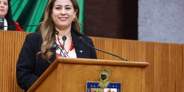Busca Bere Martínez evitar uniones tempranas en Nuevo León