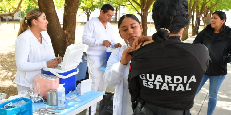 SSPT e ISSSTE realizan campaña de vacunación en Complejo Estatal de Seguridad Pública