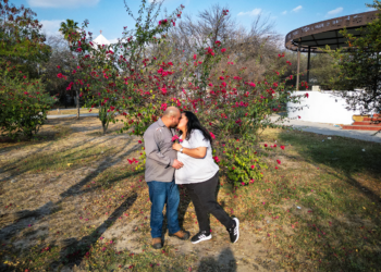 Un amor que esperó nueve años para decir «sí» frente a su hija