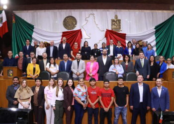 Entrega Congreso reconocimiento a Karla Chairez policía de San Nicolás de los Garza