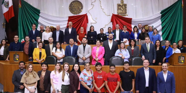 Entrega Congreso reconocimiento a Karla Chairez policía de San Nicolás de los Garza
