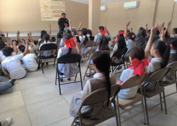 Reciben estudiantes, madres de familia y docentes orientación en ciberseguridad