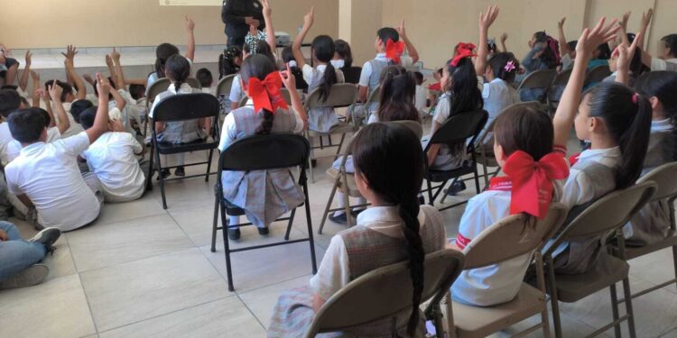 Reciben estudiantes, madres de familia y docentes orientación en ciberseguridad