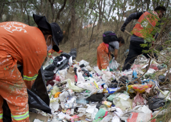 Retira voluntariado de Participación Ciudadana 218 llantas del Río Santa Catarina