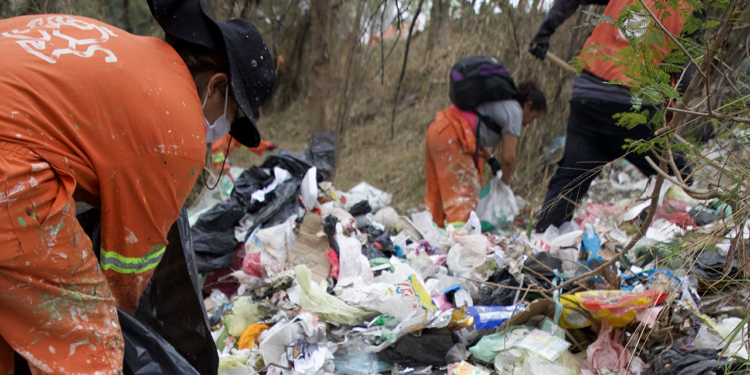 Retira voluntariado de Participación Ciudadana 218 llantas del Río Santa Catarina