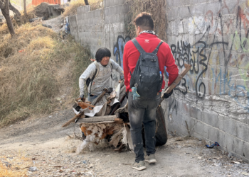 Sacan voluntarios “llanterío” del Río Santa Catarina