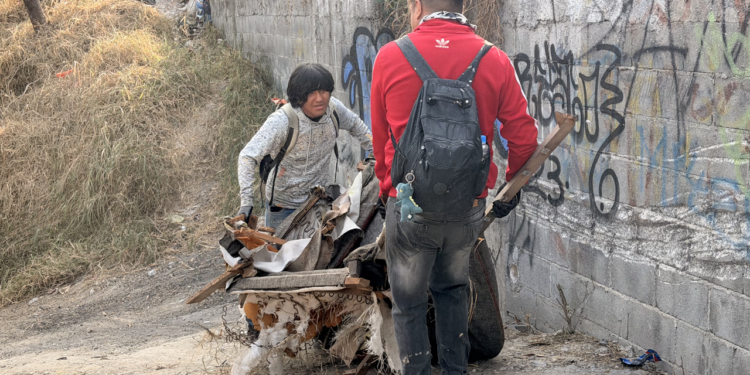 Sacan voluntarios “llanterío” del Río Santa Catarina