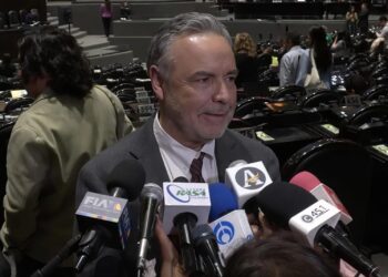 Descarta Morena “gasolinazo” pese a alza global por conflicto en Medio Oriente