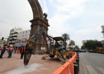 Corrige Monterrey fallas viales del pasado y recupera carriles en el Arco de la Independencia