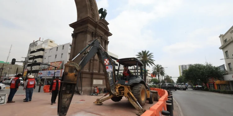 Corrige Monterrey fallas viales del pasado y recupera carriles en el Arco de la Independencia