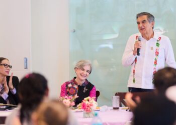 Dialogan Américo y María de Villarreal con habitantes de los polígonos de atención de Lazos del Bienestar