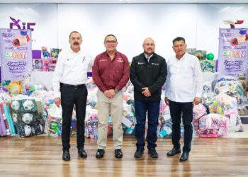 Entrega secretario general de Gobierno donativos de la colecta DIFTON 2026 en vísperas del Día de la Niña y el Niño