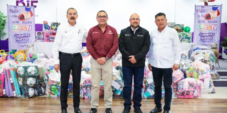 Entrega secretario general de Gobierno donativos de la colecta DIFTON 2026 en vísperas del Día de la Niña y el Niño