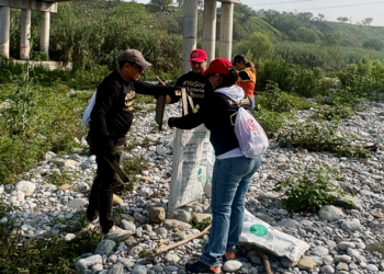 Retiran voluntarios 70 toneladas de residuos y 1752 llantas de río Santa Catarina