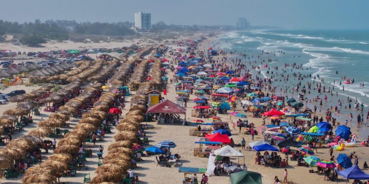 Turistas de CDMX y Nuevo León desbordan playas tamaulipecas