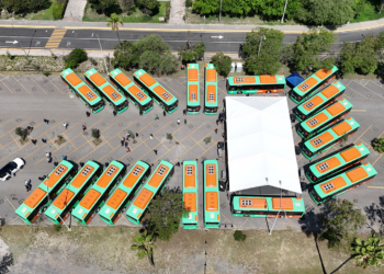Acelera Samuel García renovación del transporte: suma 21 camiones y promete cobertura sin recortes