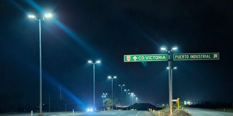 Construye Gobierno del Estado alumbrado público solar en carretera Tampico-Mante