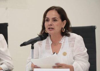 Frenan recorte escolar; diputada exhibe precipitación de Educación