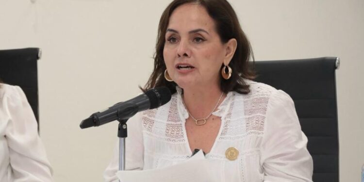 Frenan recorte escolar; diputada exhibe precipitación de Educación
