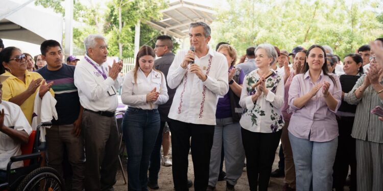 Américo y María de Villarreal llevan apoyos y servicios gratuitos a las familias de Antiguo Morelos