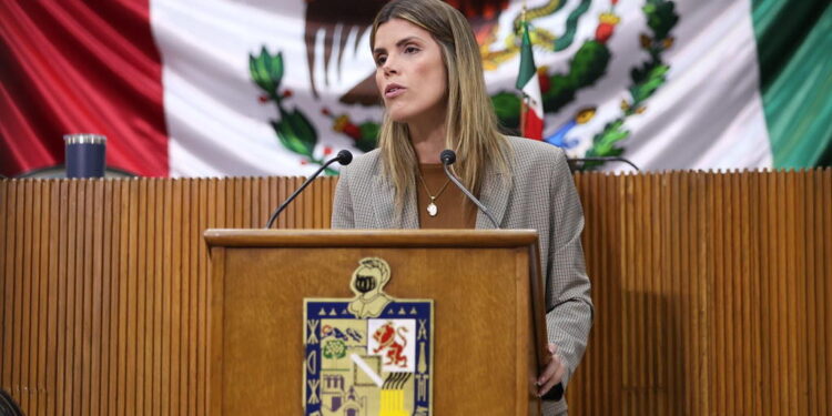 Propone Claudia Caballero reforzar transparencia en la UANL