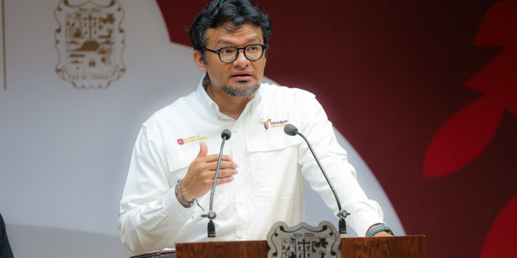 Capacitan a más de mil 800 gasolineros en cumplimiento y regulación