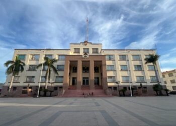 Ciudad Victoria, Tamaulipas – El Gobierno de Tamaulipas rechazó de manera categórica los señalamientos difundidos en diversos medios de comunicación contra el gobernador Américo Villarreal Anaya, derivados de un reportaje publicado el pasado 27 de junio por The New York Times, y sostuvo que no existe acusación, procedimiento ni notificación oficial de autoridad alguna, en México o en Estados Unidos, que respalde dichas versiones. A través de un pronunciamiento público, la administración tamaulipeca sostiene que no existe acusación, procedimiento ni notificación oficial de autoridad alguna, en México o en Estados Unidos, que respalde dichas versiones publicada por el rotativo estadounidense el pasado sábado 27 de junio. “El gobernador Américo Villarreal Anaya niega de manera categórica, absoluta y contundente los señalamientos difundidos en su contra. Negamos en su totalidad los hechos que se le atribuyen. No existe acusación, procedimiento ni notificación oficial de autoridad alguna, en México o en los Estados Unidos, que los sustente”. Subrayó que el propio reportaje del diario estadounidense no presenta las afirmaciones como hechos probados, sino que las atribuye a cinco personas que, de acuerdo con la propia publicación, “no estaban autorizadas para hablar públicamente”, por lo que se trata de fuentes anónimas, y consigna que el gobernador ya había negado los señalamientos. Señala además: “Una versión atribuida a fuentes sin nombre no es una verdad acreditada”. Agregó que, además de considerar falsa la versión original, diversos medios de comunicación realizaron interpretaciones propias que, asegura, se apartan del contenido publicado por The New York Times. “A la falsedad del señalamiento expresado en líneas anteriores, se suma una segunda. Diversos medios difundieron el reportaje con interpretaciones propias, alejadas del contenido exacto de lo que publicó el New York Times. Presentaron como hechos confirmados lo que ni siquiera la fuente planteó en ninguna de las líneas en la publicación y atribuyeron conductas que nunca fueron señaladas”. Enfatizó que el diario neoyorquino no identifica al gobernador de Tamaulipas como informante ni afirma que exista acusación comprobada alguna en su contra, por lo que considera que las interpretaciones posteriores generaron una “doble falsedad”: por un lado, un señalamiento que califica como carente de sustento y, por otro, la atribución al periódico de afirmaciones que, asegura, nunca fueron publicadas. En su pronunciamiento, el Gobierno de Tamaulipas reiteró su respeto por la libertad de prensa y afirmó que la administración encabezada por Américo Villarreal Anaya continuará conduciéndose con transparencia y enfocada en la entrega de resultados para las y los tamaulipecos. “La verdad se acredita con hechos, no con titulares”, señala el posicionamiento oficial. Finalmente, el Gobierno del Estado informó que el gobernador tiene un interés legítimo y personal en que prevalezca la verdad, al considerar que están de por medio su nombre, su honra y la confianza depositada por las familias tamaulipecas. Por ello, indicó que el mandatario hace suya la aclaración difundida y manifestó su determinación de defender su buen nombre y el de su administración por todas las vías legales disponibles, al sostener que siempre ha actuado dentro del marco de la legalidad. “El gobernador Américo Villarreal Anaya tiene un interés legítimo y personal en que la verdad prevalezca. Están de por medio su nombre, su honra y la confianza de las familias tamaulipecas que le otorgaron el mandato de gobernar. Por ello hace suya esta aclaración y manifiesta su firme determinación de defender su buen nombre y el de su Gobierno por todas las vías que la ley reconoce, con la tranquilidad de quien siempre ha actuado dentro de la legalidad”.