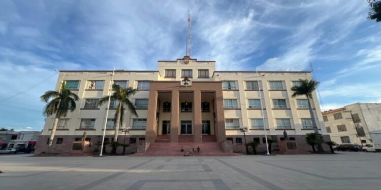 Ciudad Victoria, Tamaulipas – El Gobierno de Tamaulipas rechazó de manera categórica los señalamientos difundidos en diversos medios de comunicación contra el gobernador Américo Villarreal Anaya, derivados de un reportaje publicado el pasado 27 de junio por The New York Times, y sostuvo que no existe acusación, procedimiento ni notificación oficial de autoridad alguna, en México o en Estados Unidos, que respalde dichas versiones. A través de un pronunciamiento público, la administración tamaulipeca sostiene que no existe acusación, procedimiento ni notificación oficial de autoridad alguna, en México o en Estados Unidos, que respalde dichas versiones publicada por el rotativo estadounidense el pasado sábado 27 de junio. “El gobernador Américo Villarreal Anaya niega de manera categórica, absoluta y contundente los señalamientos difundidos en su contra. Negamos en su totalidad los hechos que se le atribuyen. No existe acusación, procedimiento ni notificación oficial de autoridad alguna, en México o en los Estados Unidos, que los sustente”. Subrayó que el propio reportaje del diario estadounidense no presenta las afirmaciones como hechos probados, sino que las atribuye a cinco personas que, de acuerdo con la propia publicación, “no estaban autorizadas para hablar públicamente”, por lo que se trata de fuentes anónimas, y consigna que el gobernador ya había negado los señalamientos. Señala además: “Una versión atribuida a fuentes sin nombre no es una verdad acreditada”. Agregó que, además de considerar falsa la versión original, diversos medios de comunicación realizaron interpretaciones propias que, asegura, se apartan del contenido publicado por The New York Times. “A la falsedad del señalamiento expresado en líneas anteriores, se suma una segunda. Diversos medios difundieron el reportaje con interpretaciones propias, alejadas del contenido exacto de lo que publicó el New York Times. Presentaron como hechos confirmados lo que ni siquiera la fuente planteó en ninguna de las líneas en la publicación y atribuyeron conductas que nunca fueron señaladas”. Enfatizó que el diario neoyorquino no identifica al gobernador de Tamaulipas como informante ni afirma que exista acusación comprobada alguna en su contra, por lo que considera que las interpretaciones posteriores generaron una “doble falsedad”: por un lado, un señalamiento que califica como carente de sustento y, por otro, la atribución al periódico de afirmaciones que, asegura, nunca fueron publicadas. En su pronunciamiento, el Gobierno de Tamaulipas reiteró su respeto por la libertad de prensa y afirmó que la administración encabezada por Américo Villarreal Anaya continuará conduciéndose con transparencia y enfocada en la entrega de resultados para las y los tamaulipecos. “La verdad se acredita con hechos, no con titulares”, señala el posicionamiento oficial. Finalmente, el Gobierno del Estado informó que el gobernador tiene un interés legítimo y personal en que prevalezca la verdad, al considerar que están de por medio su nombre, su honra y la confianza depositada por las familias tamaulipecas. Por ello, indicó que el mandatario hace suya la aclaración difundida y manifestó su determinación de defender su buen nombre y el de su administración por todas las vías legales disponibles, al sostener que siempre ha actuado dentro del marco de la legalidad. “El gobernador Américo Villarreal Anaya tiene un interés legítimo y personal en que la verdad prevalezca. Están de por medio su nombre, su honra y la confianza de las familias tamaulipecas que le otorgaron el mandato de gobernar. Por ello hace suya esta aclaración y manifiesta su firme determinación de defender su buen nombre y el de su Gobierno por todas las vías que la ley reconoce, con la tranquilidad de quien siempre ha actuado dentro de la legalidad”.
