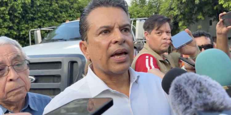 Gattás presume austeridad; funcionarios pagan de su bolsa