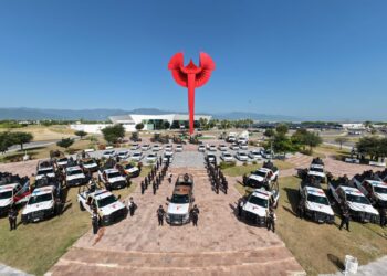 Entrega Américo Villarreal vehículos y maquinaria por 125.2 mdp