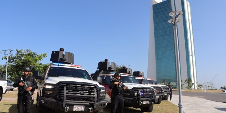 Fortalece Américo Villarreal a la Guardia Estatal con 17 patrullas y dos torres móviles de videovigilancia