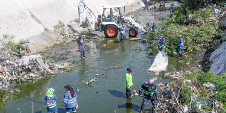 Retira Monterrey más de mil 850 toneladas de basura del Canal Aztlán
